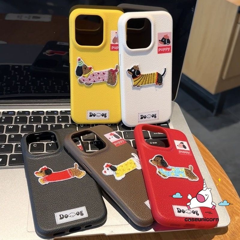 การ์ตูนลูกสุนัขน่ารัก Retro ป้าย Dachshund สุนัขสําหรับ IPhone 16 15 13 11 12 14 Pro Max 15 16 14 Plus 16 Pro Max 16Pro 15Pro หรูหราหนังผิวรู้สึกนุ่มกรณี