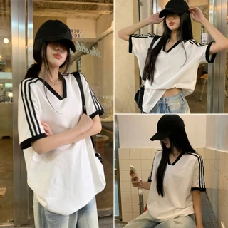 cherryshop🍒พร้อมส่ง เสื้อยืดผู้หญิง เสื้อยืดขาวแฟชั่น แขนสั้นคอวี ลําลองหลวม ๆ ย้อนยุค สไตล์เกาหลี