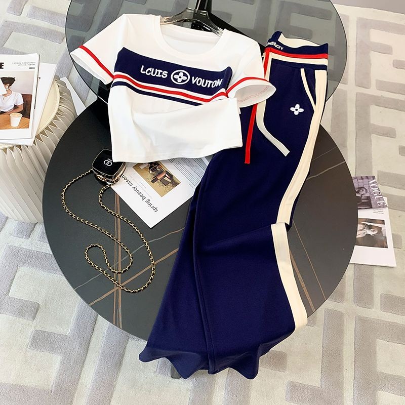 เสื้อยืดแขนสั้นทรงโอเวอร์ไซส์ ปักลายสไตล์ใหม่ เคียงคู่กับกางเกงขากว้างแฟชั่น