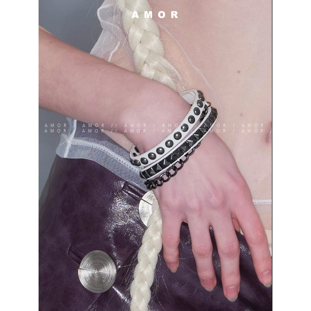 สร้อยข้อมือหนังหมุดสไตล์พังก์สีเข้ม คุณภาพเยี่ยมสำหรับแฟชั่นเฉพาะตัว