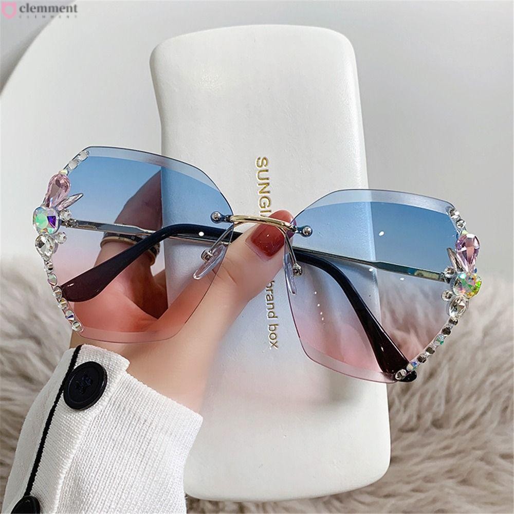 CLEMMENT แว่นกันแดดนํ้าตาลิขิต UV Protection และเลนส์ตัดแสง เหมาะสำหรับการท่องเที่ยวหรือสวมใส่ในชีวิตประจำวัน