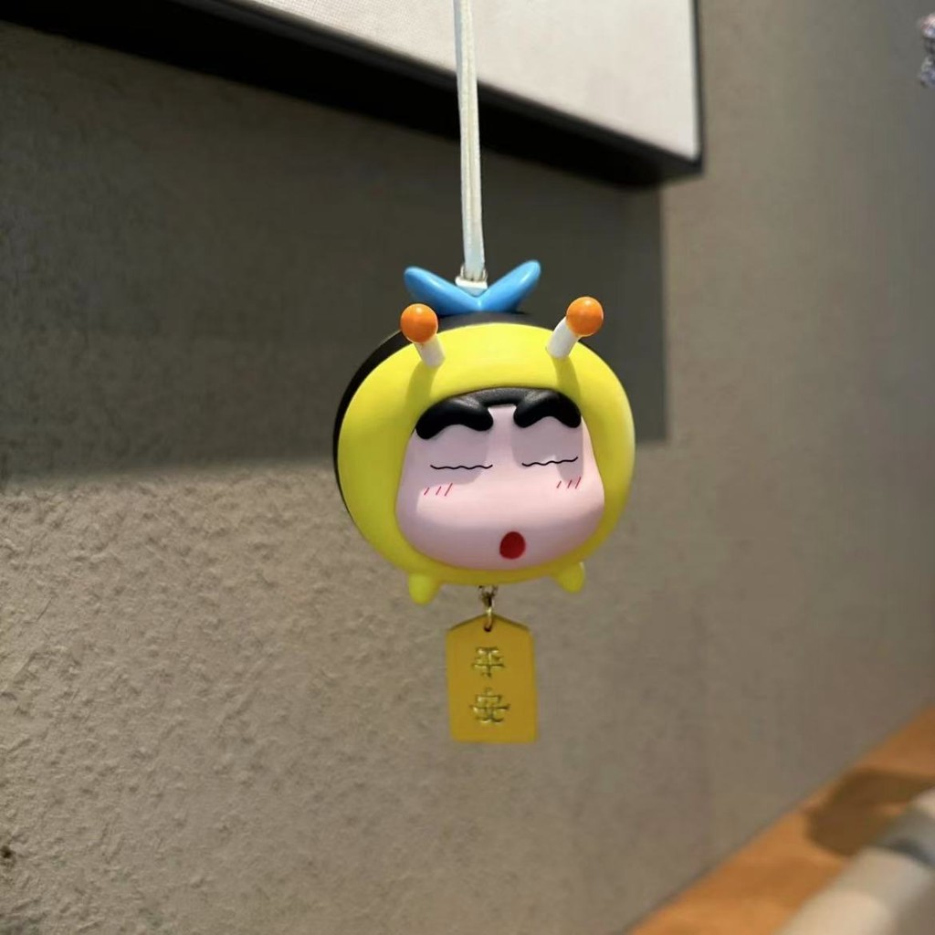 Bees Crayon Shin chan คอสเพลย์น่ารักอะนิเมะรูป COD สต็อกรูปตุ๊กตาของเล่นสําหรับของขวัญเด็กคอลเลกชันจี้รถเครื่องประดับตกแต่งเค้กบ้านตกแต่งMLML