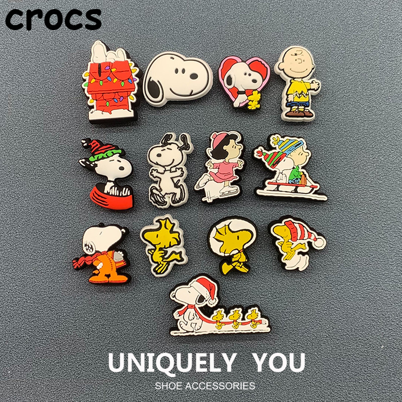 รองเท้าแตะแฟชั่น Diy Accessories Crocs Jibbitz Charms (คุณภาพสูง) ของขวัญสําหรับเด็ก ตกแต่งรองเท้า Snoopy The Little Dog