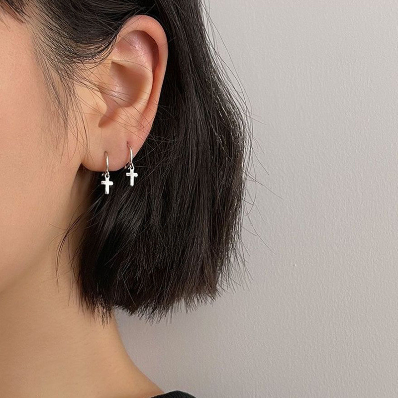 1 คู่ Minimalist Silver Cross Hoop ต่างหูผู้หญิง Cool Girl Bad Boy เรขาคณิตกรวย Dangle ต่างหู Hip Hop Street แฟชั่นเครื่องประดับหู