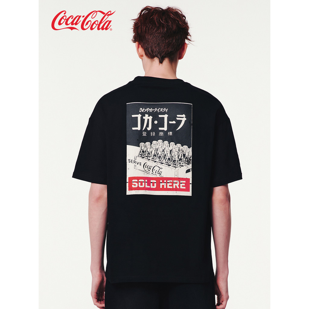 [พร้อมส่ง]Coca-Cola/可口可乐 短袖T恤男美式复古字母发泡印花落肩上衣半袖 รัดรูป วินเทจ ชีฟอง เสื้อกีฬา คอกลม หลวม สีขาว