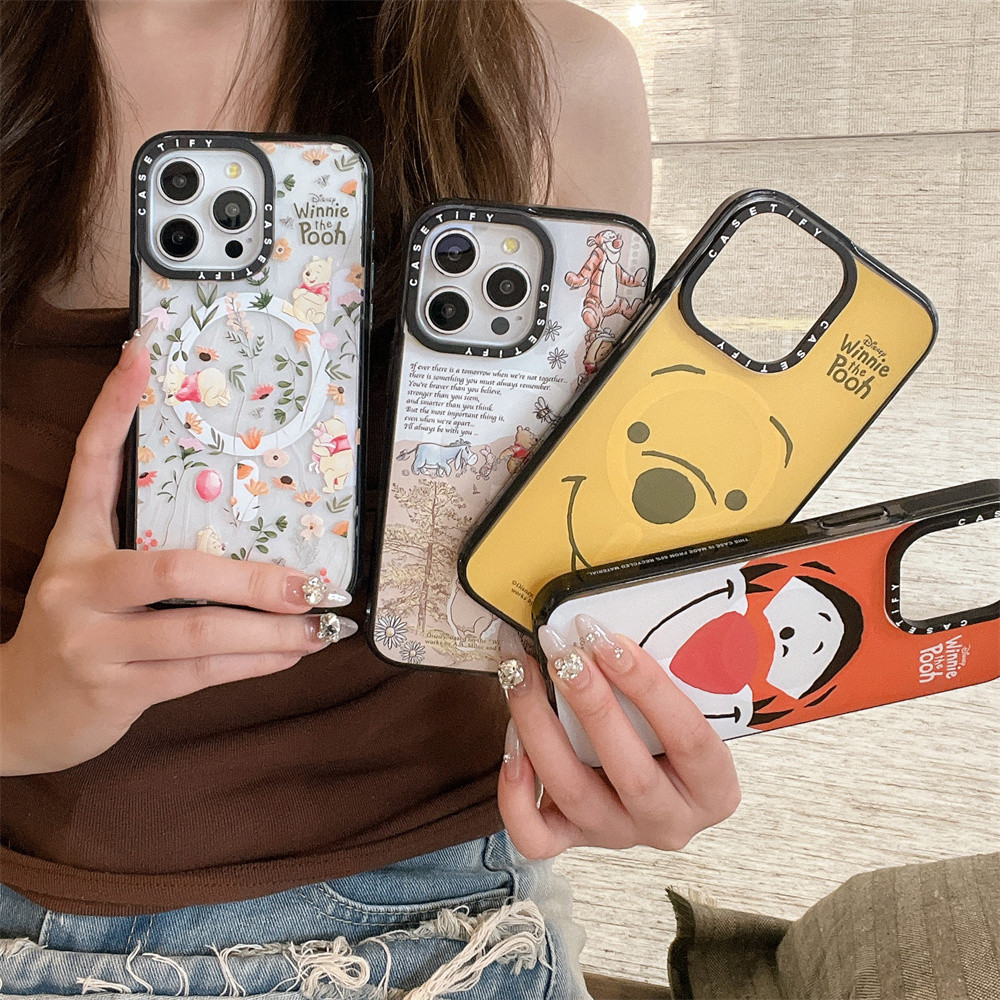 Casetifg Bee Happy Pooh รูปแบบชาร์จแม่เหล็กเคสโทรศัพท์พร้อมกล่องสําหรับ iPhone 15 11 12 13 14 Pro Max 14Plus 15plus ซิลิโคนกันกระแทกปลอกปกป้องอะคริลิคใสปกหลัง