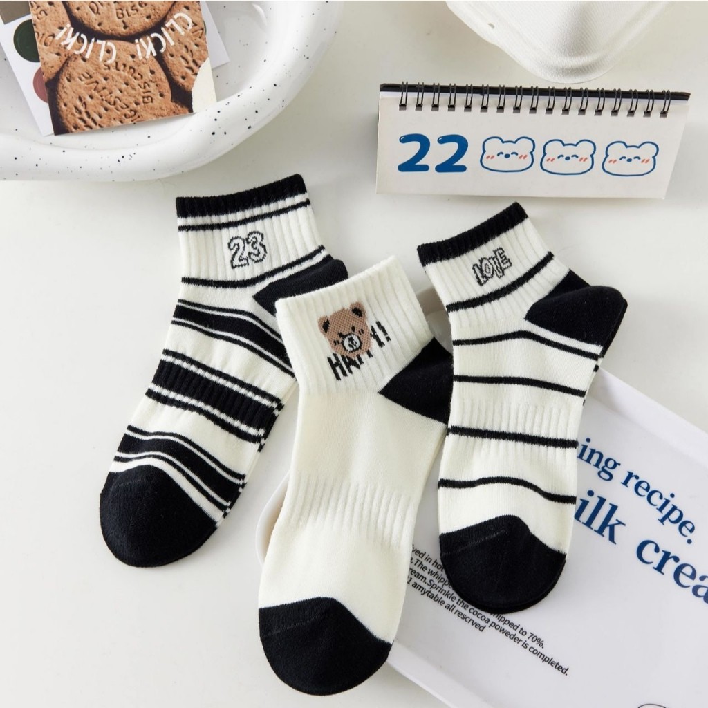 JH SHOP ถุงเท้าข้อสั้น (5ลาย/10คู่) ถุงเท้าแฟชั่นเกาหลี เนื้อผ้านุ่มงานถักอย่างดี ลายBEARขาวดำ NO.B88