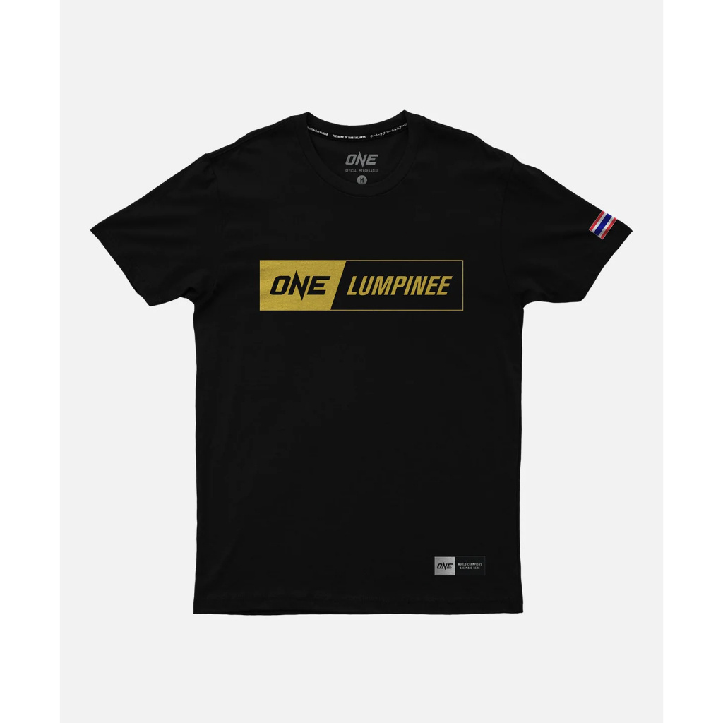 เสื้อยืดสกรีนโลโก้ ONE สุดคลาสิก และโลโก้ลุมพินี ที่เป็นเอกลักษณ์ มีธงชาติไทยที่แขนเสื้อ ให้ลุคเรียบ เท่