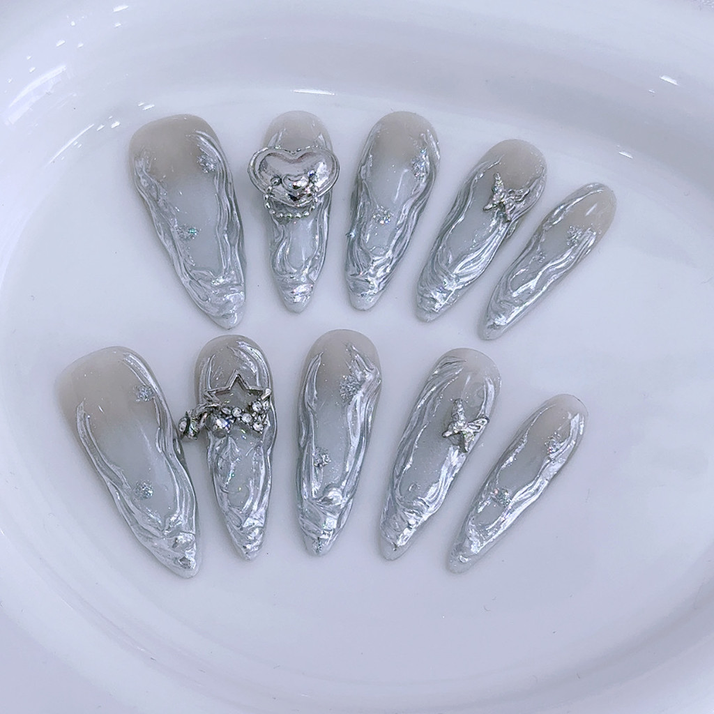 Gradient Silver Vine Gilt Heart Long Tip กดบนเล็บดาวผีเสื้อเพชรเล็บปลอม Y2K Cool Handmade สวมใส่เล็บ