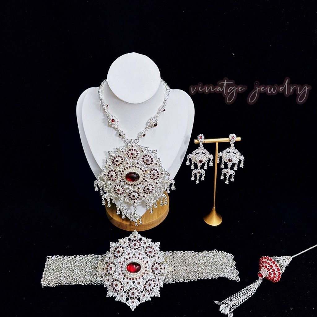 ชุดสร้อยเครื่องประดับไทยสีเงิน  สังวาลย์ เข็มขัด และรัดต้นแขน สวมใส่เทศกาลต่างๆ ลอยกระทง