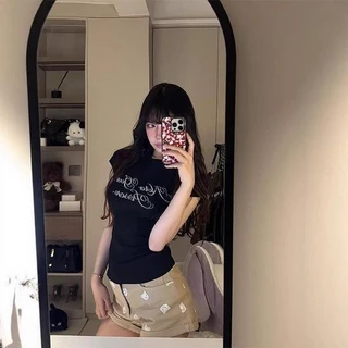 เสื้อยืดไหล่ปกติ สไตล์อเมริกัน ดีไซน์เก๋ไก๋ สาวฮอต พลอยเทียม ตัวอักษร คอกลม ทรงสลิมฟิต แขนสั้น ผู้หญิง ฤดูร้อน ย้อนยุค
