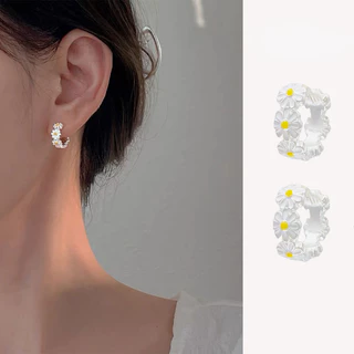 Daisy Hoop ต่างหูสําหรับผู้หญิงดอกไม้งานแต่งงาน Hypoallergenic ต่างหูเจ้าสาวแฟชั่นหูหัวเข็มขัดต่างหูชุบเงินเครื่องประดับ