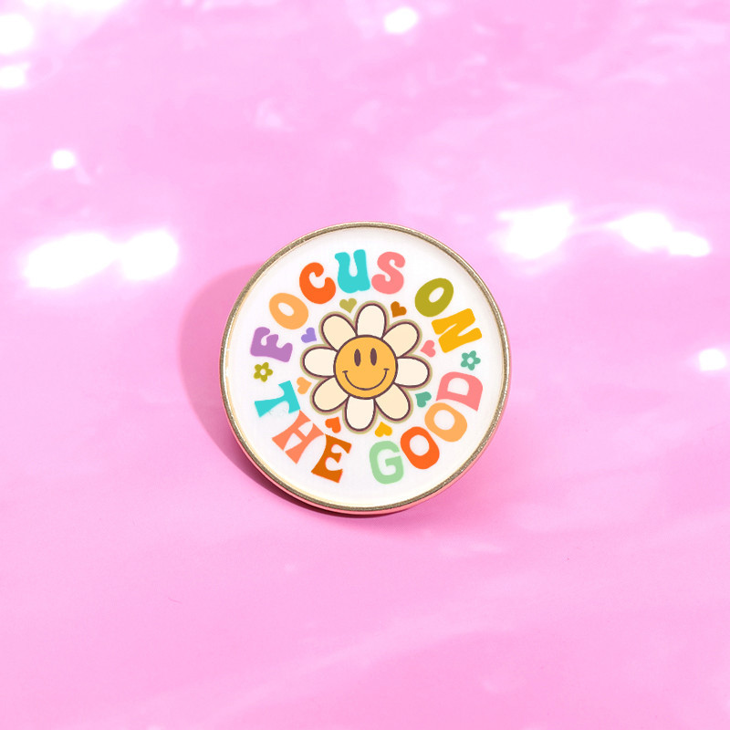 โฟกัสบนเข็มกลัดที่ดี หมุด การ์ตูนดอกไม้เข็มกลัดป้ายโลหะกระเป๋าเป้สะพายหลังเสื้อผ้าอุปกรณ์เสริมของขวัญสําหรับเพื่อน