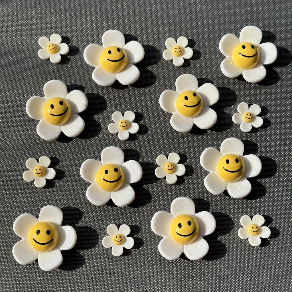 Ins ดอกไม้ดอกทานตะวัน Smile Daisy jibbits สําหรับ crosc สาว Charm ปุ่ม DIY อุปกรณ์เสริมสําหรับผู้หญิงรองเท้าหัวเข็มขัดรองเท้าตกแต่ง NO รองเท้า