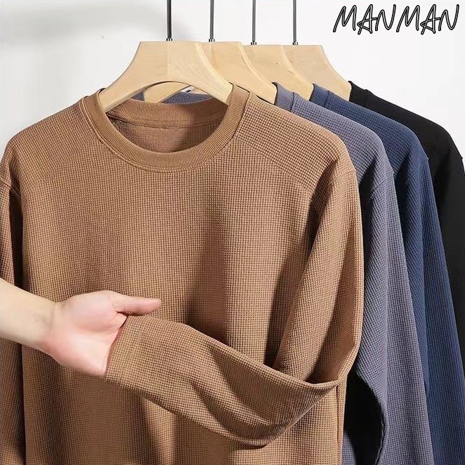 MANMAN แขนยาวผู้ชาย วาฟเฟิล เสื้อคอกลม ชุดคู่รัก แบบหลวม แมทช์ลุคง่าย