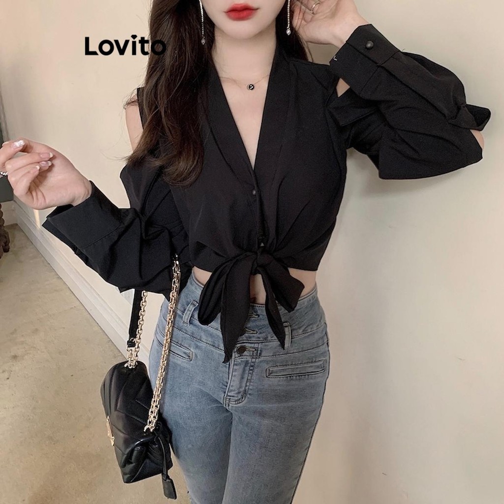 Lovito เสื้อเบลาส์ลําลอง เปิดไหล่ ผูกโบว์ด้านหน้า สําหรับผู้หญิง LNA38240 (สีดํา)