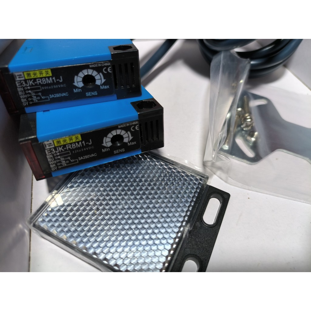 สแควร์เลเซอร์ Photoelectric สวิทช์ E3JK-R8M1-J กระจกสะท้อนแสงที่มองเห็นได้เลเซอร์ Release ประตู R4M1