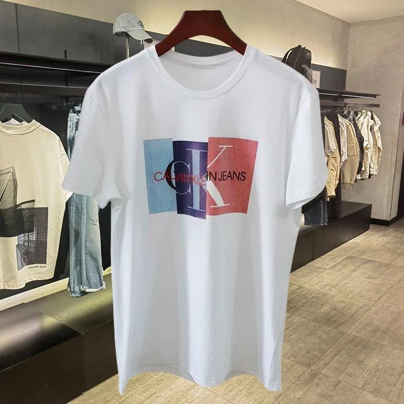Ck เสื้อยืดแขนสั้นผู้ชายฤดูใบไม้ผลิ/ฤดูร้อนลําลองคอกลมอินเทรนด์พิมพ์โลโก้เยาวชนครึ่งแขน