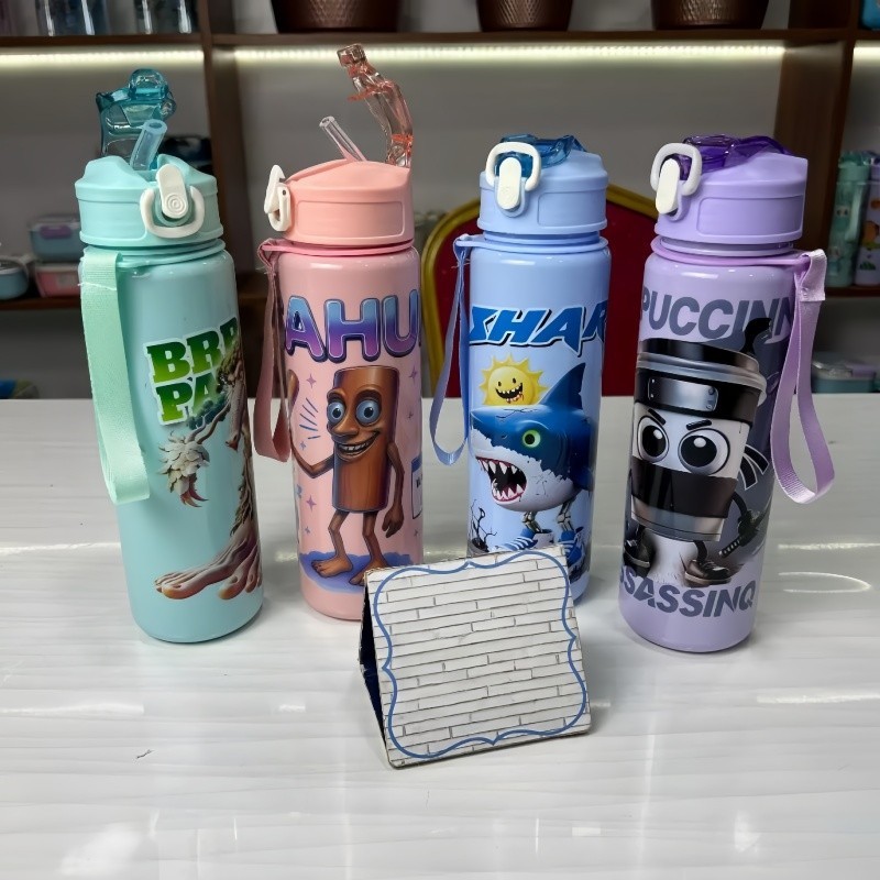 ☕️tungtung รูปแบบการ์ตูน น่ารัก กันรั่ว ขวดน้ำสำหรับเด็ก ขายส่ง ความจุ 900ml เชือกสั้น+หลอดดูด ขวดน้ำแบบพกพา ขวดน้ําดื่ม