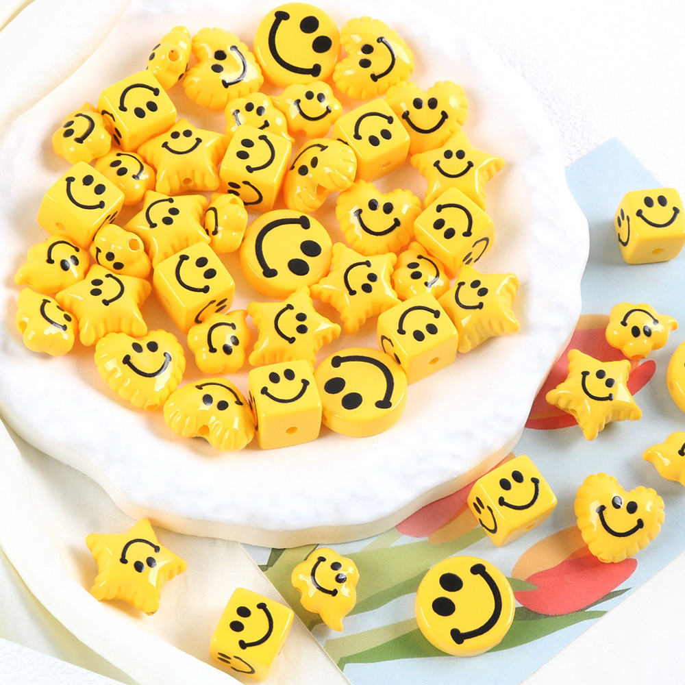 ลูกปัดสีเหลืองลายยิ้มทรงสแควร์ สำหรับงานฝีมือและการประดับตกแต่ง