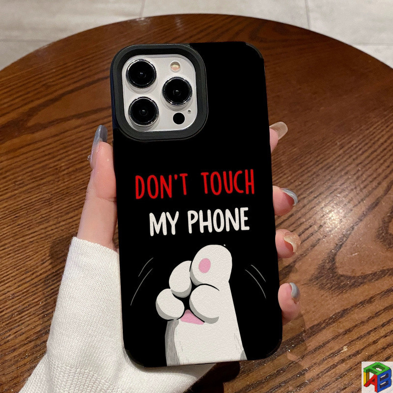 สําหรับ iPhone15PROMAX 14plus 13Pro 12/11Promax 7/8plus Xsmax Dark white cat claw ภาษาอังกฤษหนังป้องกันกรณีสําหรับคู่รัก