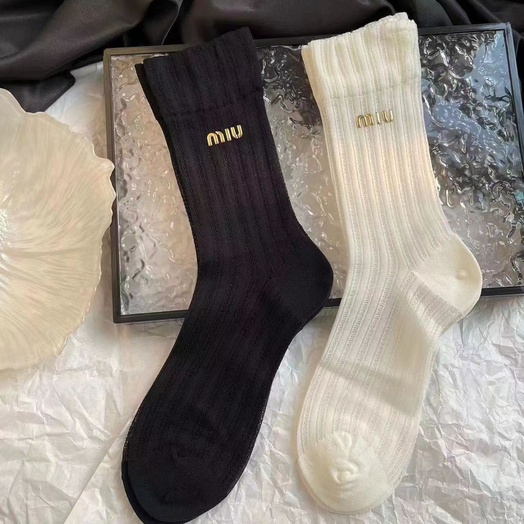 Cod Socks หญิงเวอร์ชั่นเกาหลีฤดูร้อน ins สีดําสีขาวสีทึบปักตัวอักษร miu Simple All-Match ถุงเท้าอินเทรนด์ Ultra-Thin