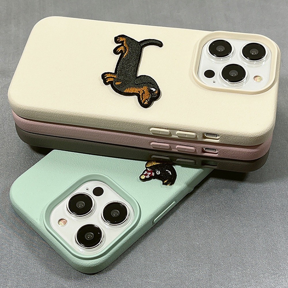 น่ารักปักไส้กรอกสุนัขเคสโทรศัพท์สําหรับiphone 15ProMax 15Pro 15 14 13 12 11 Pro Maxห่อลิ้นจี่ลายเปลือกนุ่ม