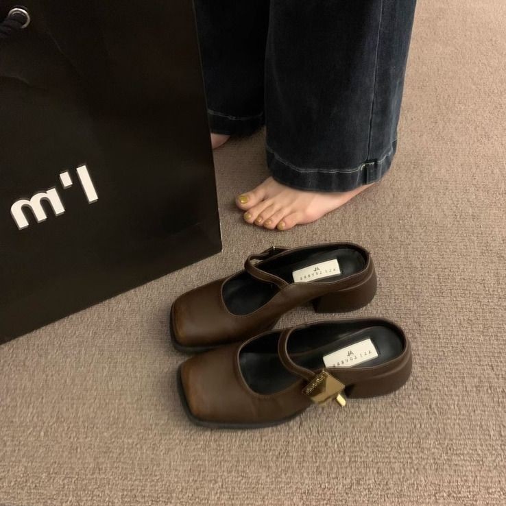 [คลังสินค้าพร้อม] Slip-on รองเท้าผู้หญิงสวมใส่ด้านนอก Mary Jane Baotou รองเท้าแตะรองเท้าส้นสูงส้นหนาครึ่ง Sli、一脚蹬女鞋外穿玛丽珍包头拖粗跟高跟鞋半拖鞋凉拖