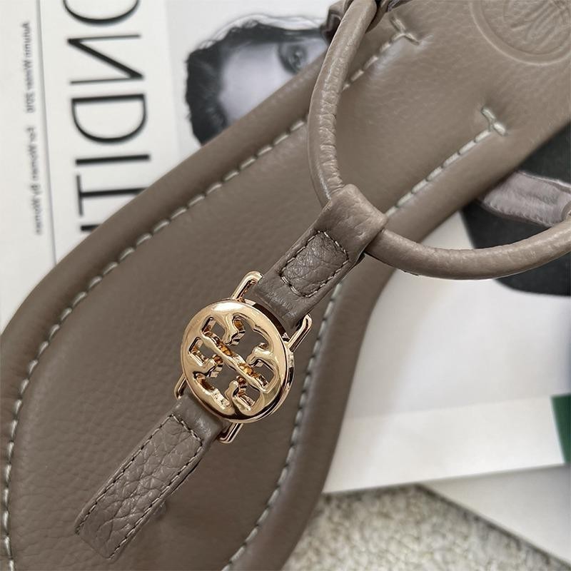 2023 ฤดูร้อนสไตล์ใหม่ Flip-Flops รองเท้าแตะผู้หญิงสวมใส่ด้านนอกรองเท้าแตะแฟชั่นสไตล์ใหม่แบน Niche All-Match แฟชั่น Herringbone Flip-