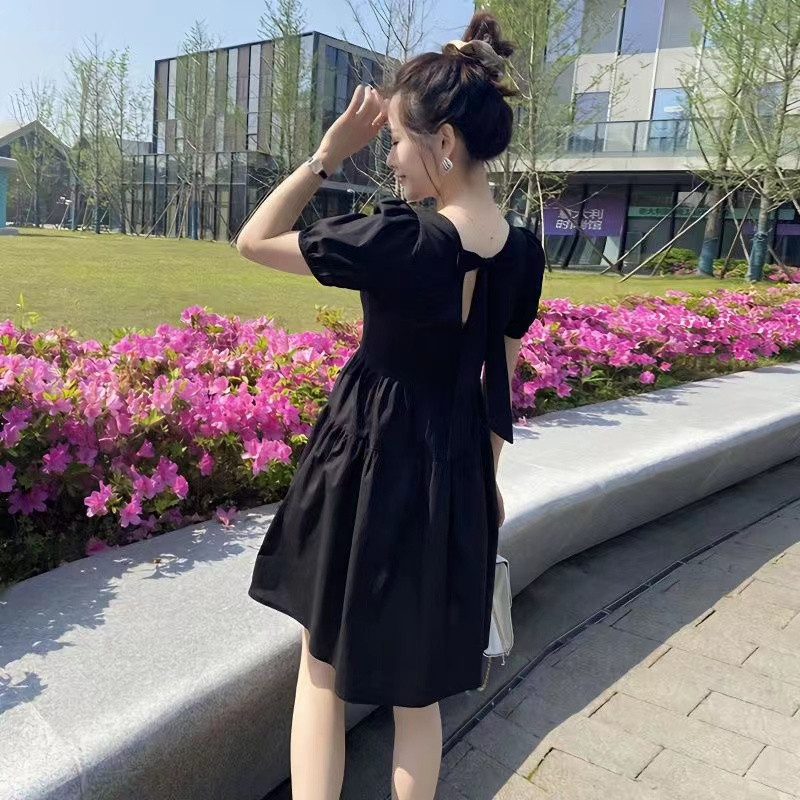 ชุดเดรสผู้หญิงฤดูร้อนแบบใหม่สไตล์เกาหลีความยาวปานกลางสไตล์ฝรั่งเศสหลวมคอเหลี่ยมสไตล์เฮปเบิร์นโบว์กระโปรงใส่แล้วดูผอม Xiwai Ji ตารางกำมะหยี่2phh