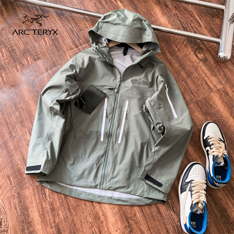 Arcteryx 100% Original Loose Hooded Outdoor Jacket สําหรับผู้ชายเสื้อกันลมกันน้ํา