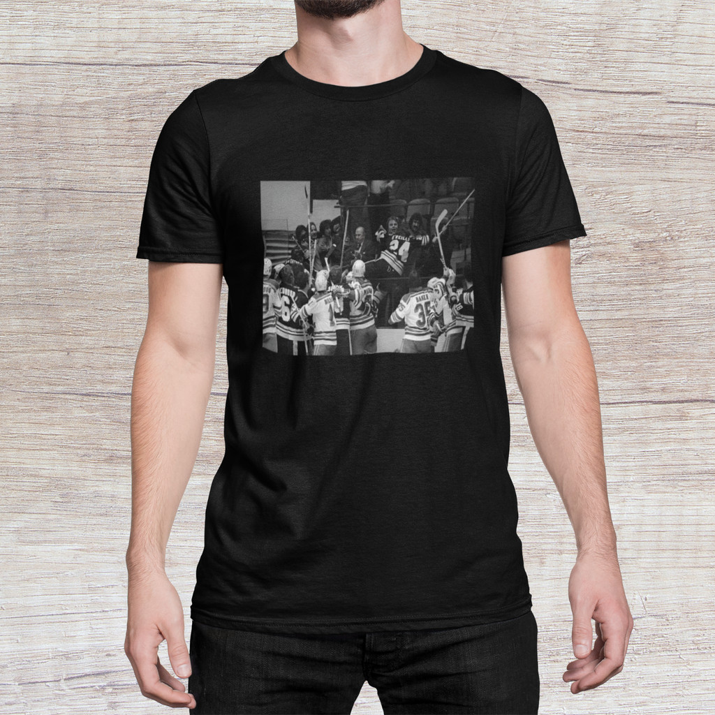 1979 Boston Bruins Terry OReilly Attacks Fan Vs Ny Ranger พิมพ์เสื้อยืด Nwot