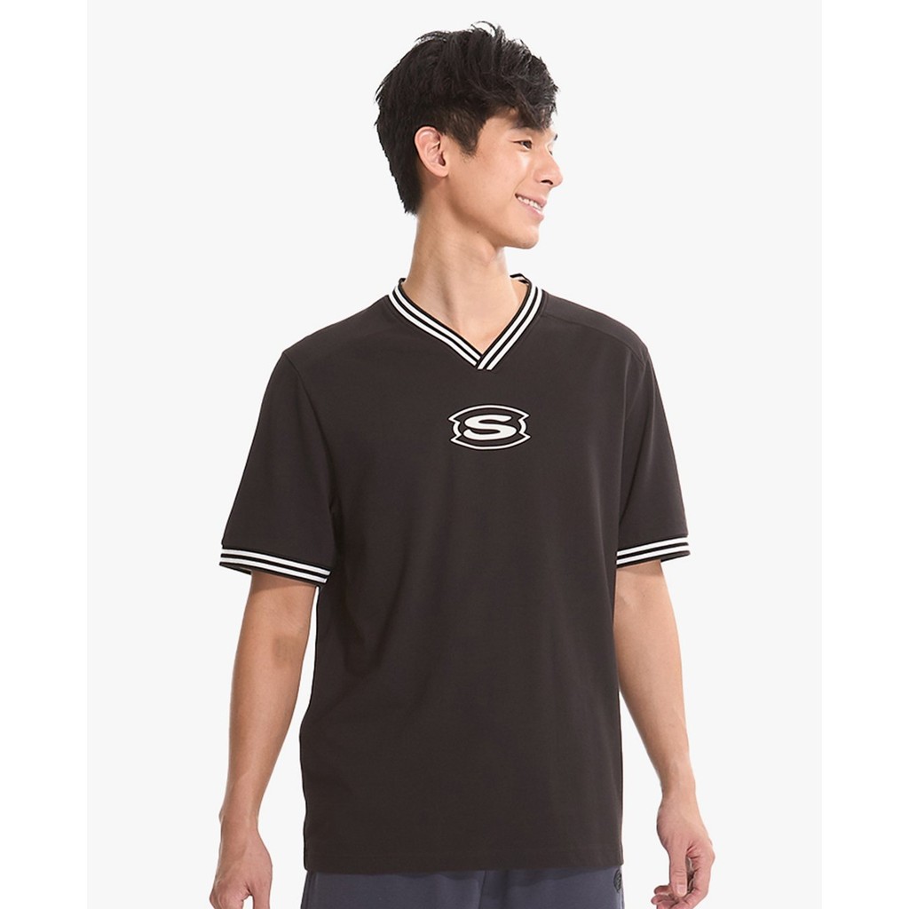 SKECHERS - เสื้อยืดคอวีแขนสั้นผู้ชายมีโลโก้ SL225M117-026U
