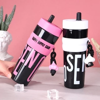 แก้วน้ำพลาสติกความจุ 950ML แก้ว แก้วน้ํา แถมลูกตุ้มตุ๊กตา! ออกแบบถอดล้างง่าย กันรั่ว 4 สีสัน