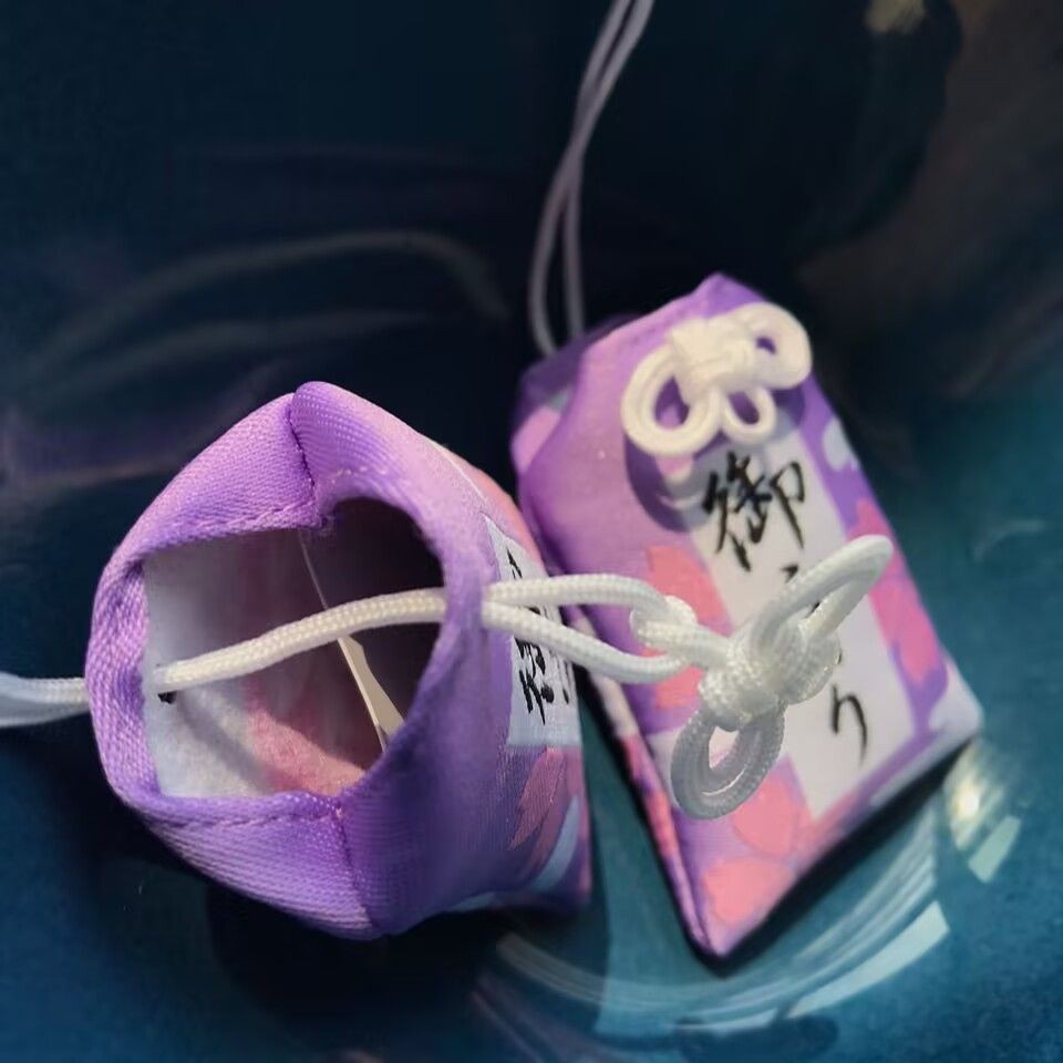 Detective Conan Amulet เสื้อผ้าแผนก Heiji สินค้าโทรศัพท์มือถือจี้ Peace Guardian Amulet ซองของที่ระล