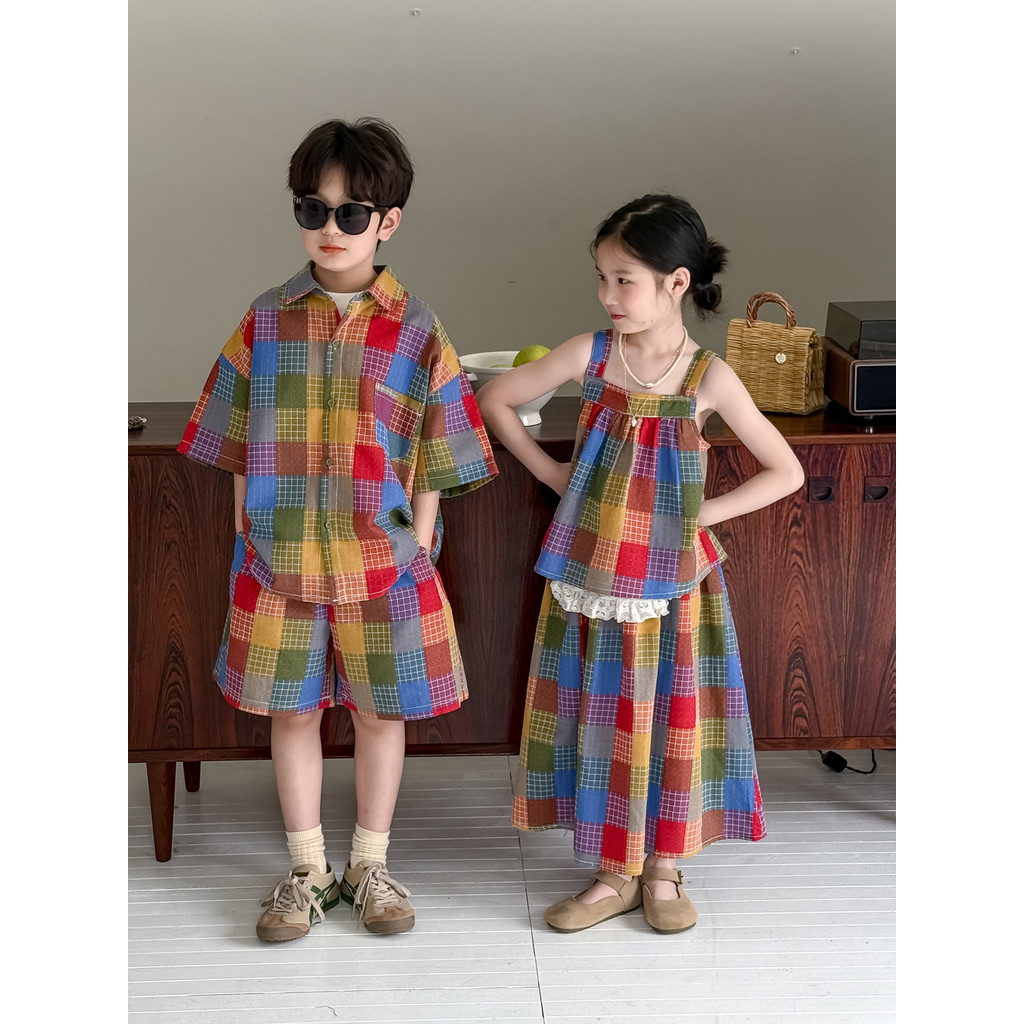 ชุดสำหรับเด็กแบบเกาหลี สไตล์เสื้อเชิ้ตลายสก๊อตสีสันสดใส กางเกงขาสั้นและกระโปรงสลิง