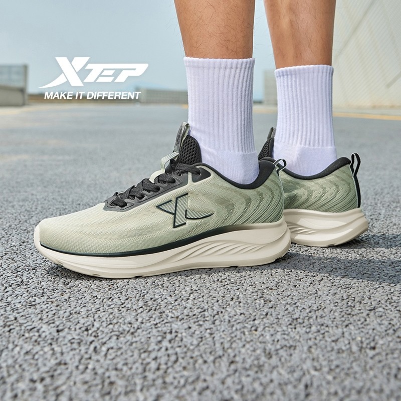 XTEP รองเท้าวิ่งสำหรับผู้ชาย ออกแบบมาเพื่อดูดซับแรงกระแทกและระบายอากาศได้ดี