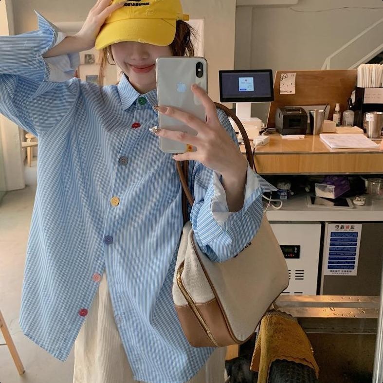 เสื้อเชิ้ตลายทางสีฟ้ากระดุมหลากสีสำหรับผู้หญิง ดีไซน์เก๋ไก๋ กันแดด หลวมๆ สบายๆ แขนยาว