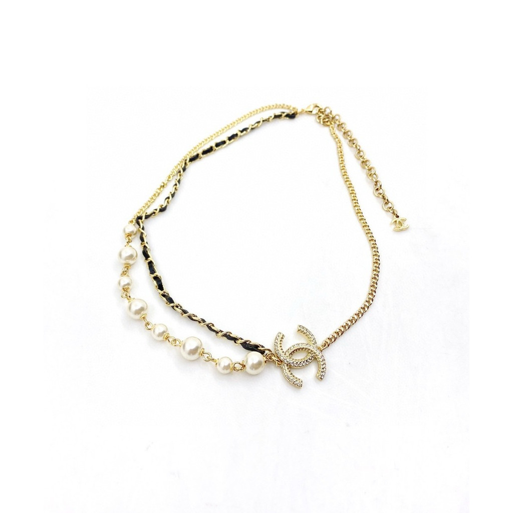 สร้อยคอมุกและหนังหลากสี รวมทั้งสีดำและทอง มีประกายระยิบระยับ 21K