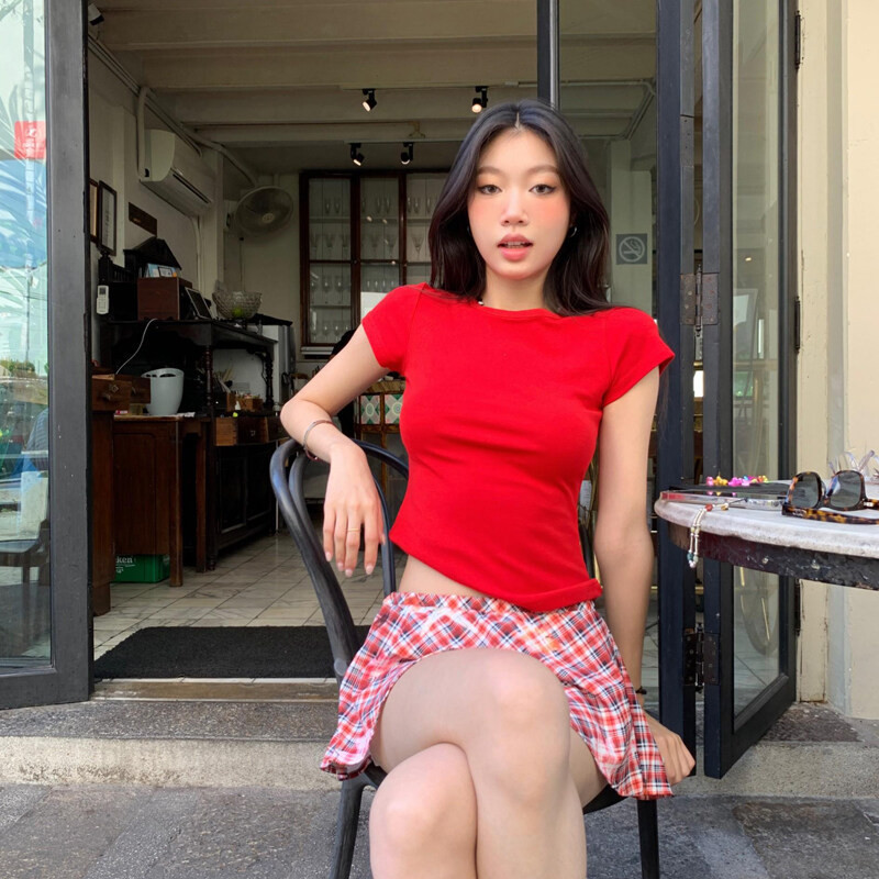 ❣Fortunee ❣เสื้อยืดสีขาวและแดง🎀y2k แฟชั่นสีขาวคอกลมแขนสั้น 2023เสื้อเรียบง่าย เข้ารูปใส่แล้วดูผอม