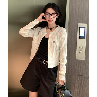 คอกลมปักบิดถักคาร์ดิแกนผู้หญิงฤดูใบไม้ร่วงใหม่สไตล์กระโหลกขี้เกียจย้อนยุค ผอมลง ดูยาว-