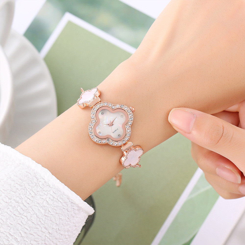ผู้หญิงสี่ใบโคลเวอร์หน้าปัดนาฬิกาบางสายปรับสร้อยข้อมือนาฬิกาผู้หญิงเพชรนักเรียนสาวแฟชั่น ผิดพลาด