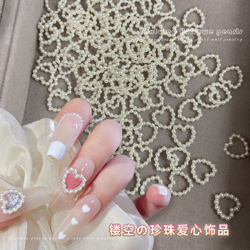 Hollow Heart ทําเล็บมือเครื่องประดับมุกแบนสีขาวบริสุทธิ์ Beige Gradient สีตกแต่งเล็บเพชร Influencer สไตล์อุปกรณ์เสริม