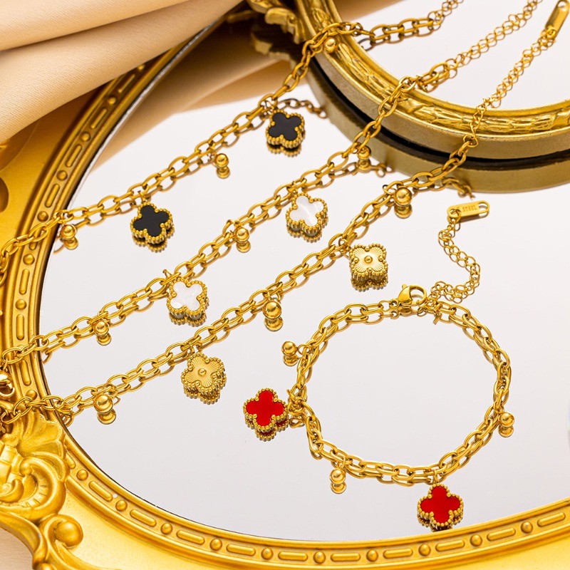 แสงหรูหราใหม่โคลเวอร์สี่ใบสร้อยข้อมือเหล็กไทเทเนียมของผู้หญิงความเรียบง่ายเกาหลีอินแฟชั่นระดับไฮเอนด์ขนาดเล็กลูกปัดทองของขวัญเครื่อ