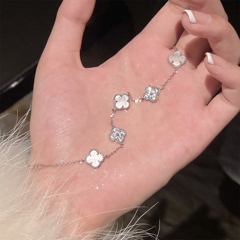 CODส่งเร็ว⚡สร้อยข้อมือ 18K หญ้านําโชค รูปใบหญ้าสี่แฉก หรูหรา โนเบิล เครื่องประดับสำหรับผู้หญิง.cobrandier.COD