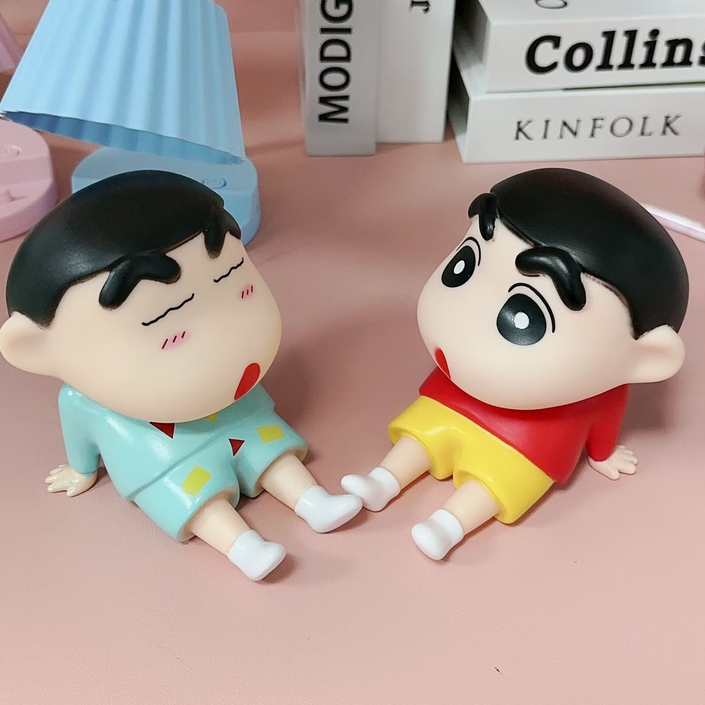 พร้อมส่งที่ไทย โมเดลชินจัง เดสก์ท็อปมือถือ ใช้ตั้งโทรศัพท์ได้ อะนิเมะน่ารัก  เหมาะกับของขวัญ สําหรับตกแต่งบ้าน รถยนต์.