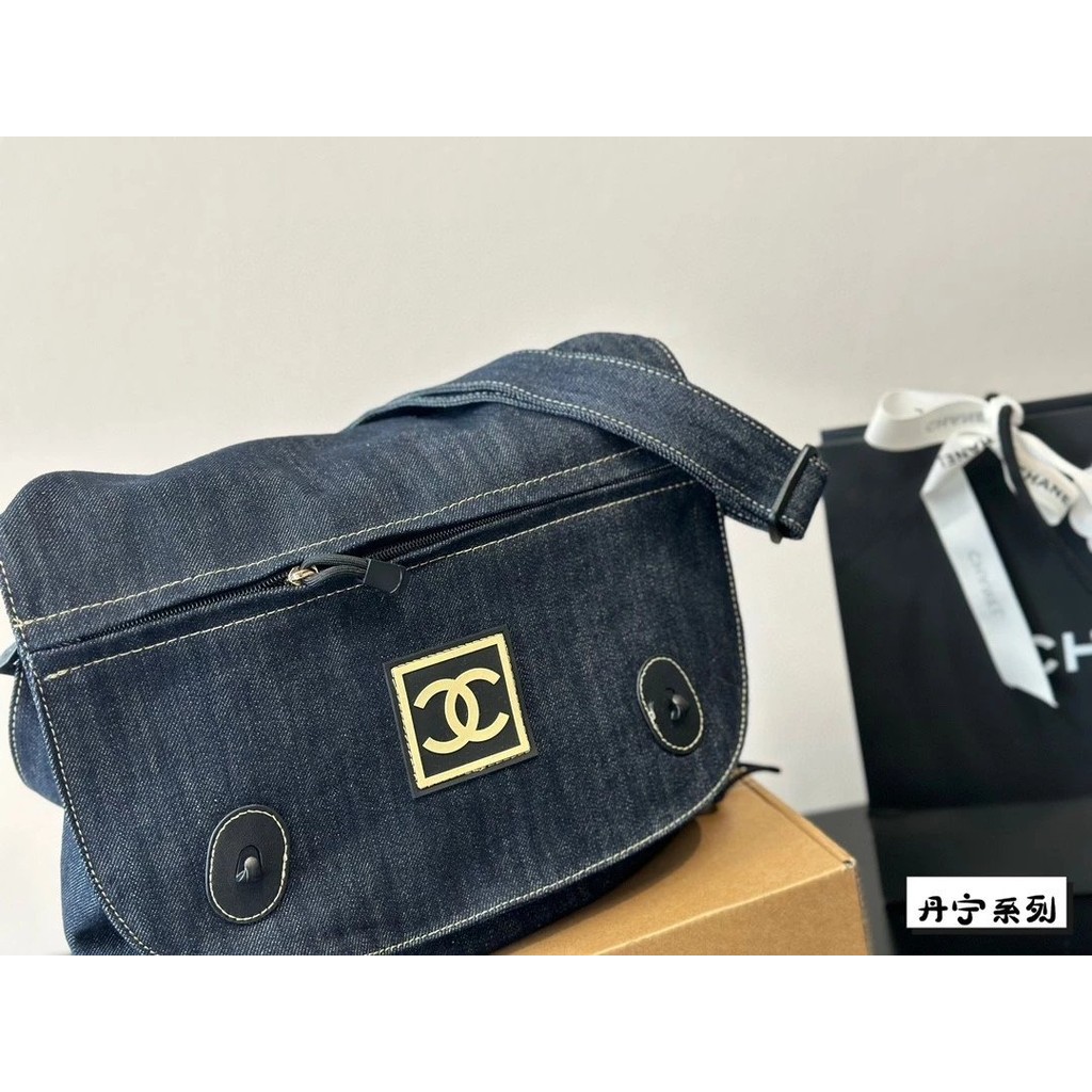 [ต้นฉบับระดับเดียว] Chanel Denim Medieval One-Shoulder Messenger Bag [พร้อมกล่องต้นฉบับ]