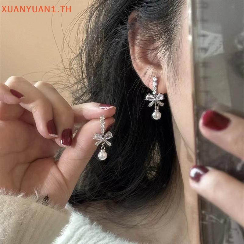 XUAN ต่างหูผู้หญิง แบบโบว์ไข่มุกคล้องใบหู ออกแบบอย่างพิถีพิถัน สไตล์หวานๆ เหมาะสำหรับงานแต่งงาน และเป็นของขวัญที่สวยงาม
