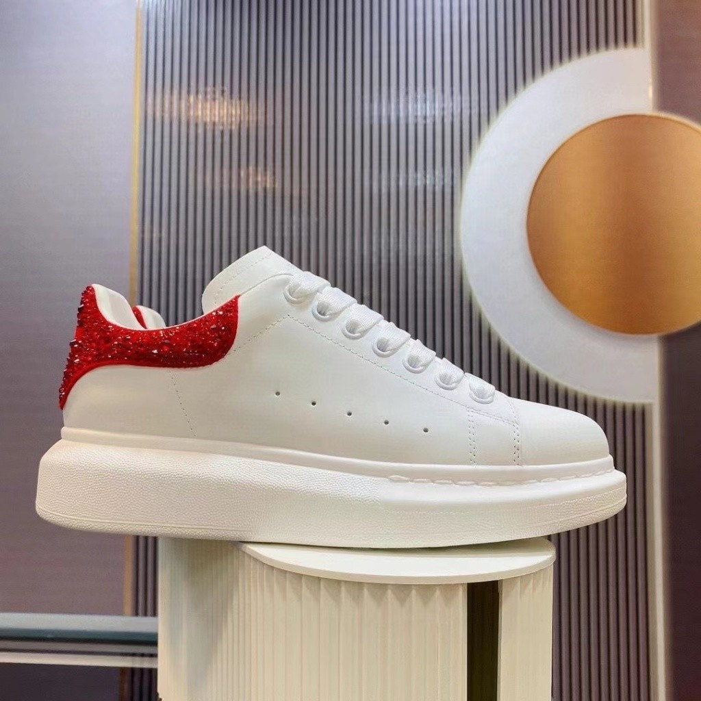 รองเท้าผ้าใบแฟชั่น McQueen แมตช์ทุกชุด