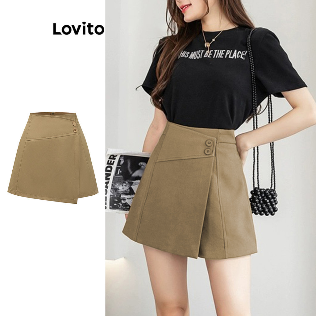Lovito กางเกงขาสั้น ลําลอง แต่งกระดุม ทรงไม่สมมาตร สําหรับผู้หญิง LBA82225